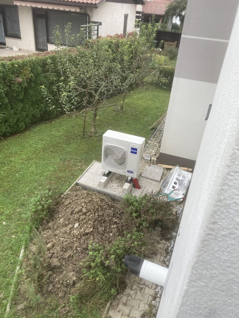 Montaža zunanje enote klimatske naprave ob hiši